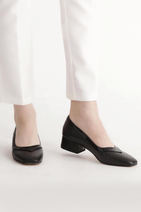 حذاء نسائي بكعب أسود