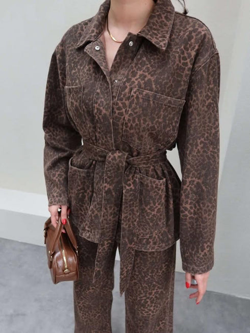 طقم بليزر وبنطلون بنقشة الليوبارد مع حزام أنيق