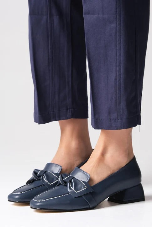 حذاء بكعب قصير باللون الكحلي