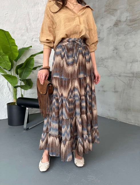 تنورة طويلة منقوشة باللون البني