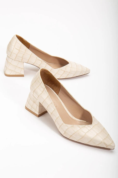 حذاء نسائي بيج بكعب قصير