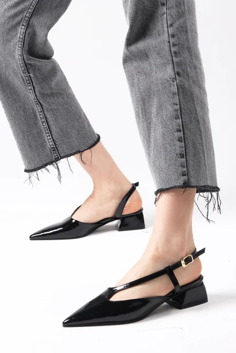 حذاء نسائي بكعب قصير لون أسود