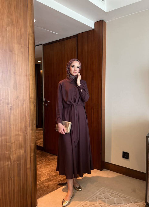 طقم قميص وتنورة باللون البرغندي