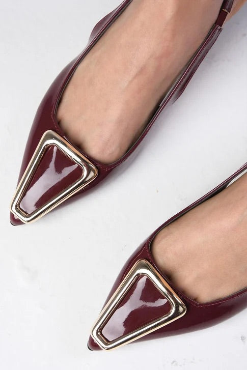 حذاء بكعب صغير من الجلد اللامع باللون العنابي