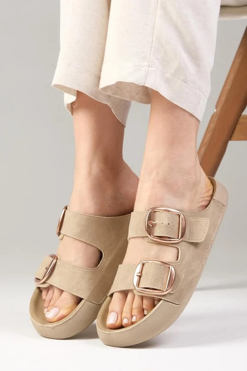 سليبر باللون البيج