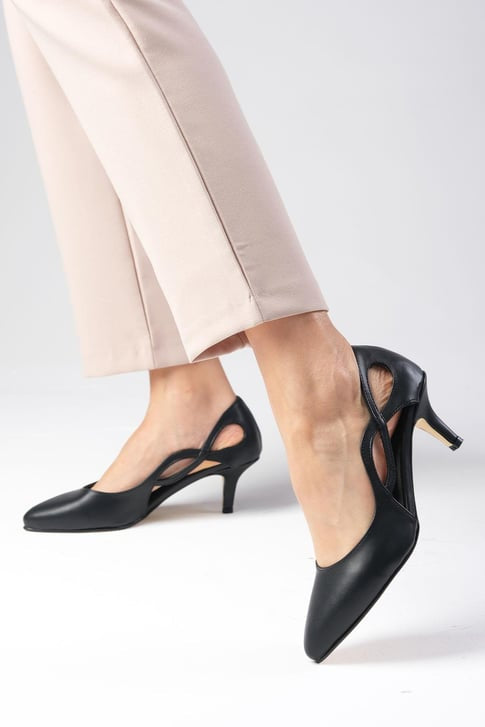 حذاء كعب منخفض بلون أسود