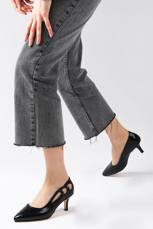 حذاء بكعب قصير باللون الأسود