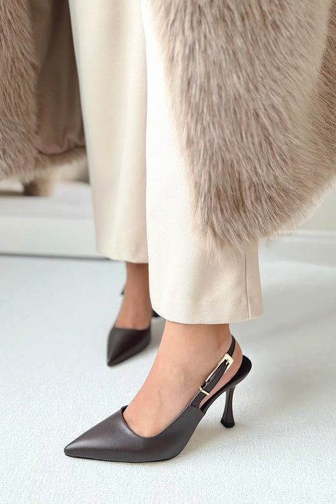 حذاء بكعب عالي مفتوح من الخلف باللون البني