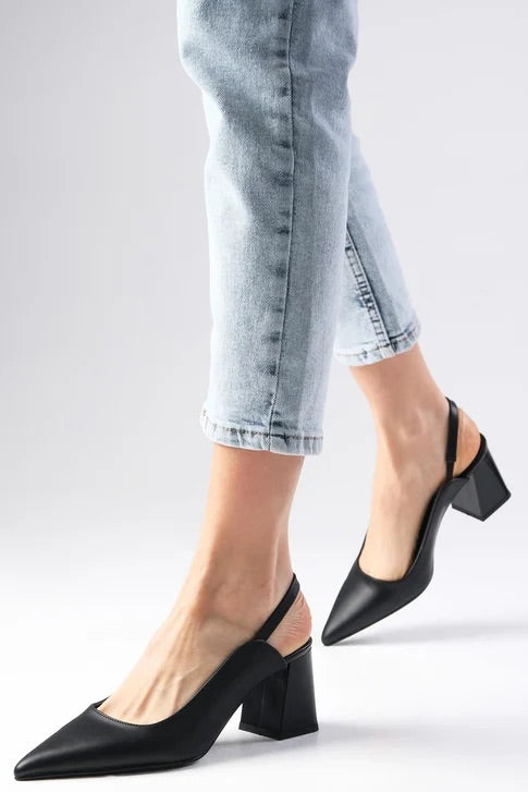 بكعب أسود اللون حذاء