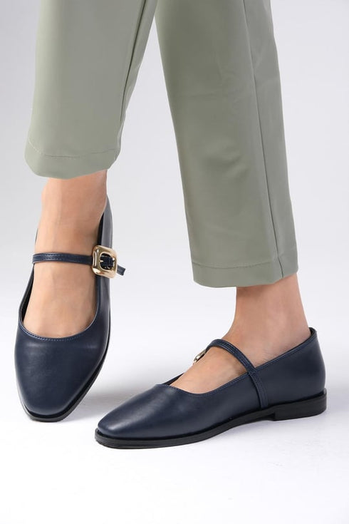 حذاء بالية باللون الأزرق الغامق