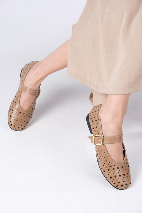 حذاء بالية لون كميل