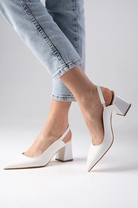 حذاء بكعب مفتوح من الخلف باللون الأبيض