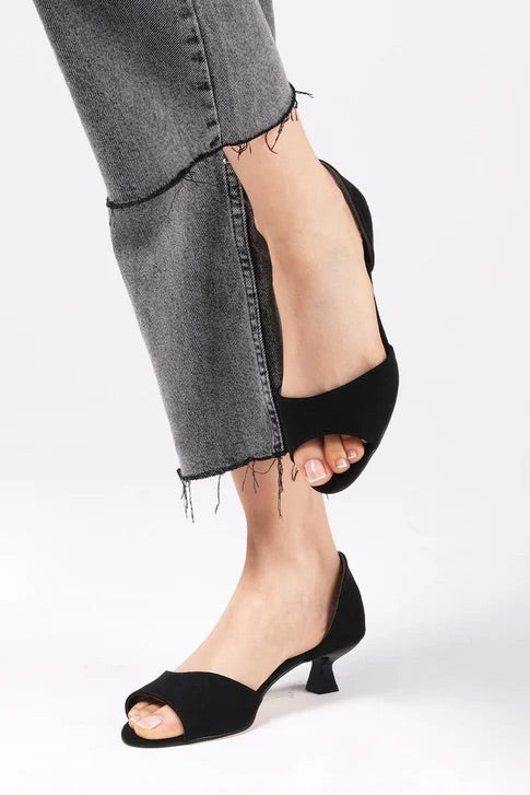 حذاء نسائي أسود اللون بكعب قصير