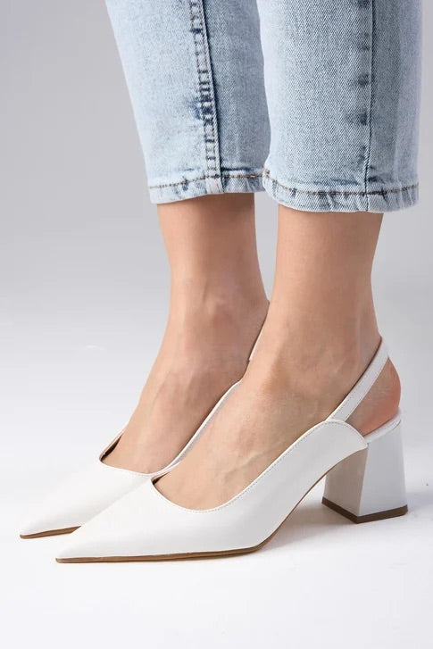 حذاء بكعب مفتوح من الخلف باللون الأبيض