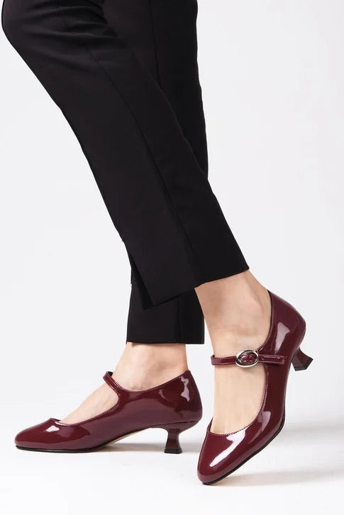 حذاء عنابي اللون بكعب قصير