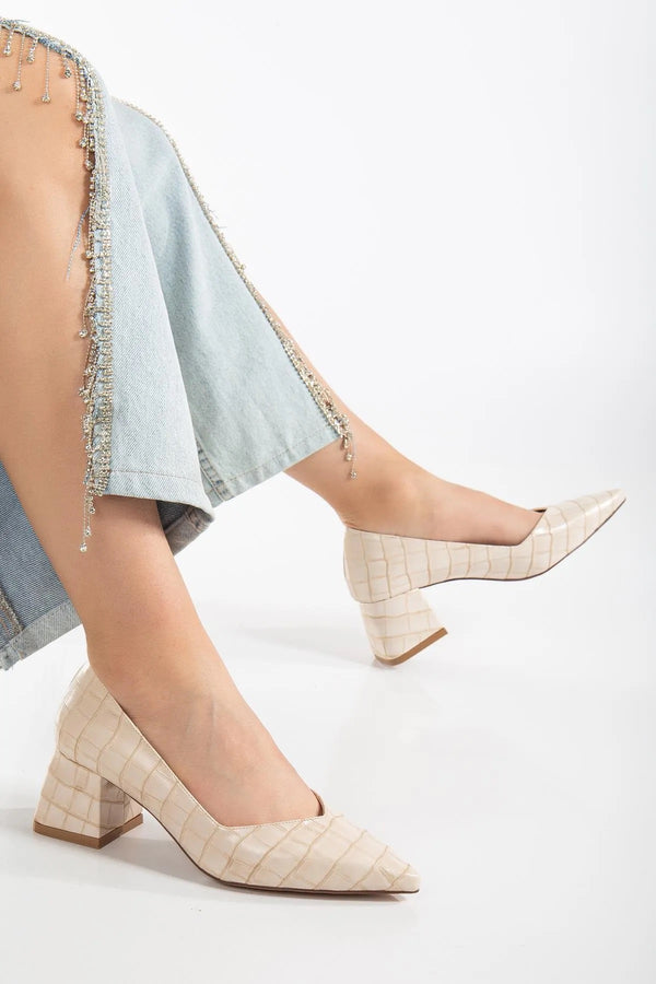 حذاء نسائي بيج بكعب قصير