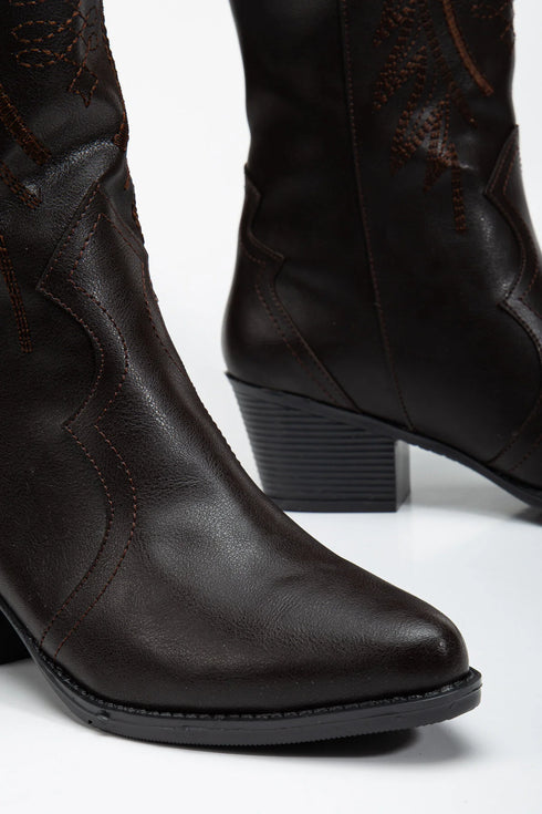 جزمة طويلة مطرزة