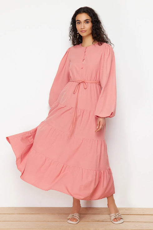 فستان وردي بأزرار وتفاصيل ربطة على الخصر 