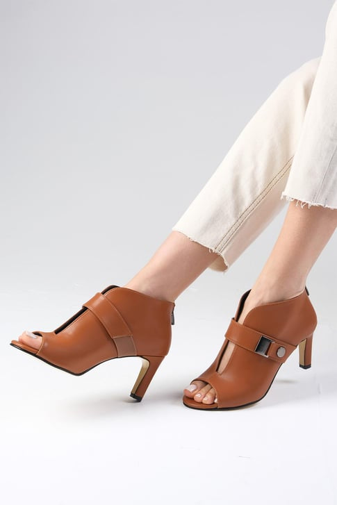 حذاء بكعب عالي لون عسلي