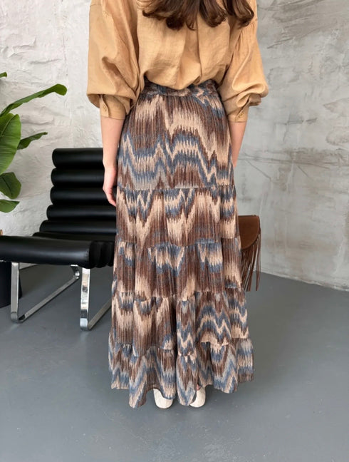 تنورة طويلة منقوشة باللون البني