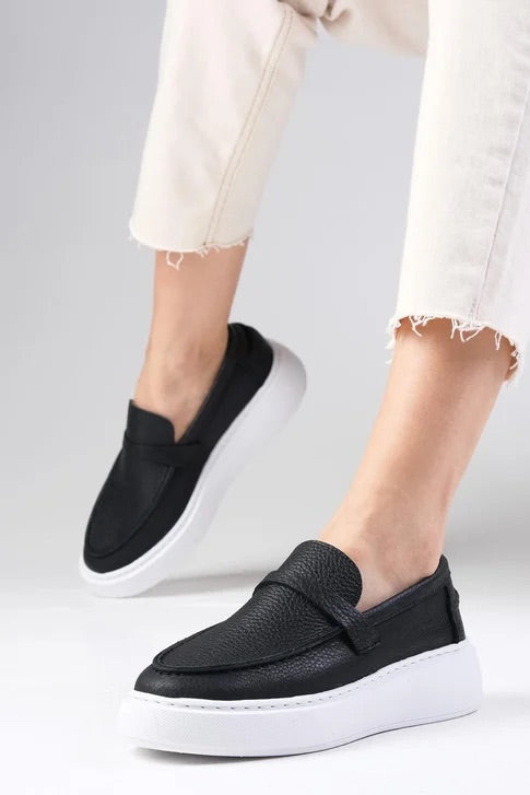 حذاء لوفر من الجلد الحقيقي المقلوب باللون الأسود