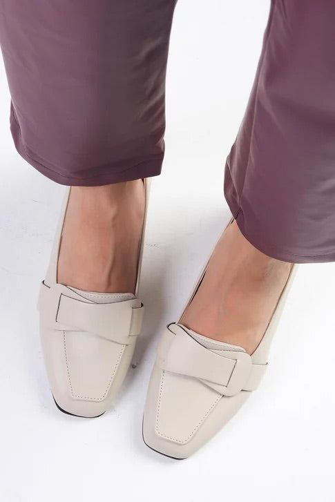 حذاء بكعب قصير باللون البيج