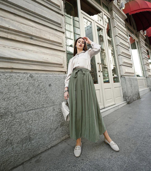 تنورة طويلة باللون الفستقي