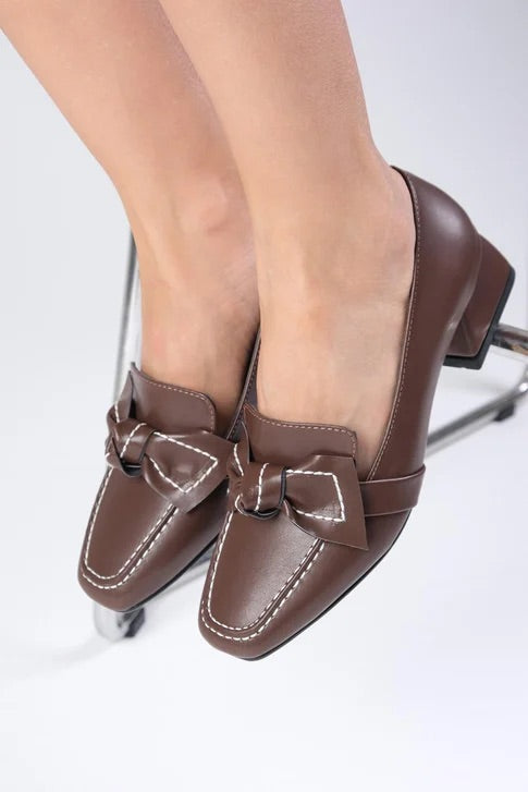 حذاء بكعب قصير باللون البني