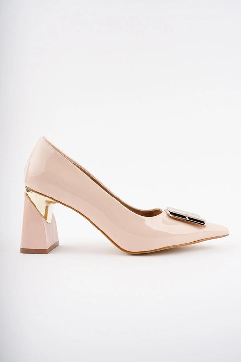 حذاء كعب عالي بإبزيم ذهبي- بيج