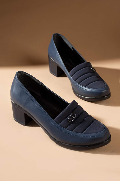 حذاء كعب نسائي باللون الكحلي