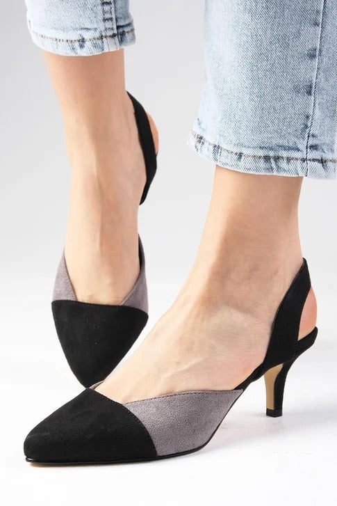 حذاء باللون الأسود بكعب قصير