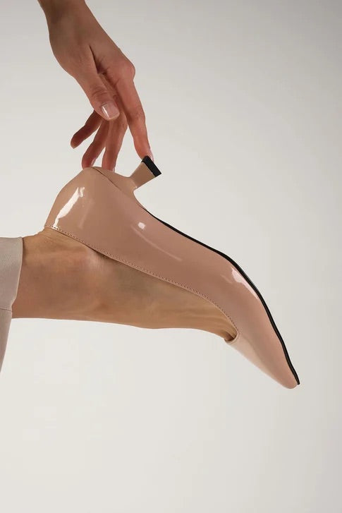 حذاء نسائي بكعب قصير لون بيج