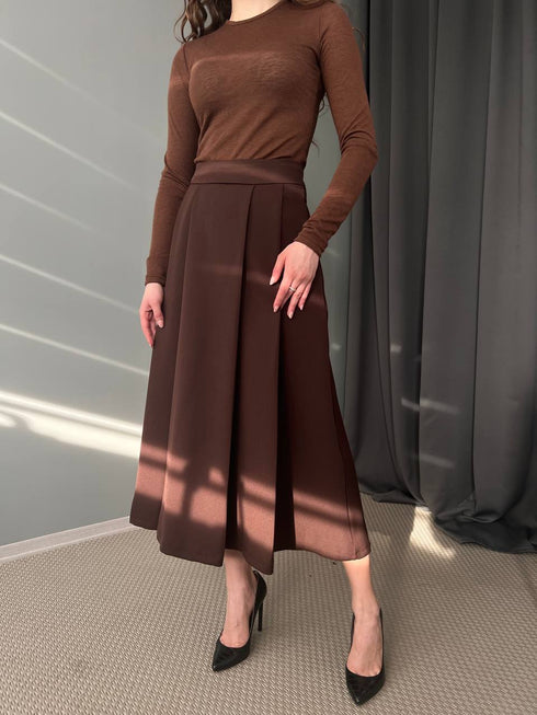 تنورة كلاسيكية واسعة