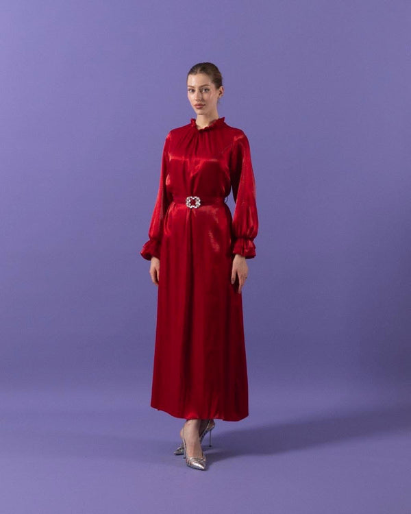 فستان من الساتان بحزام مرصع بالأحجار باللون الأحمر