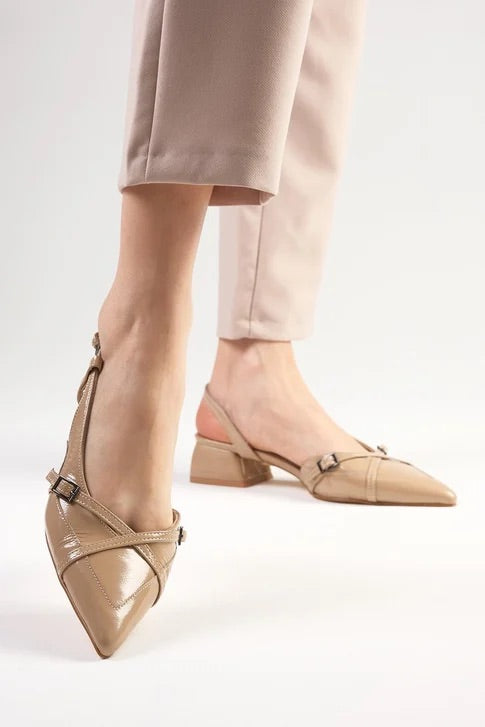 حذاء نسائي بكعب قصير بلون البيج