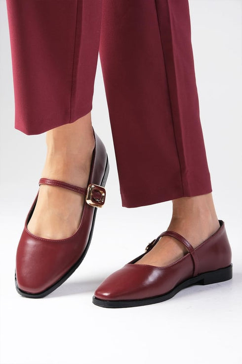 حذاء بالية باللون العنابي