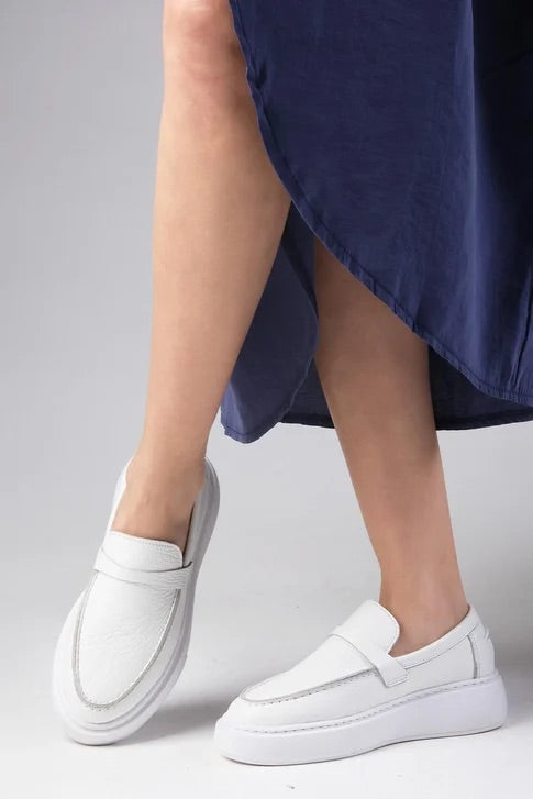 حذاء لوفر من الجلد الحقيقي المقلوب باللون الأبيض