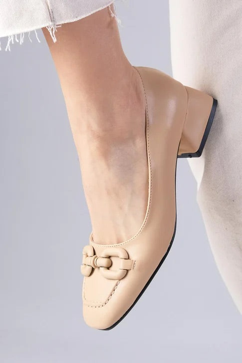 أحذية بكعب قصير- بيج