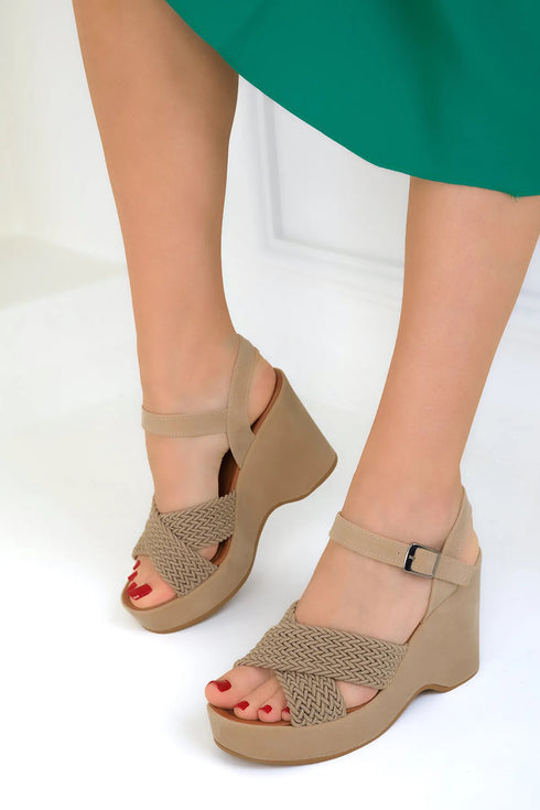 حذاء بكعب روكي باللون البيج