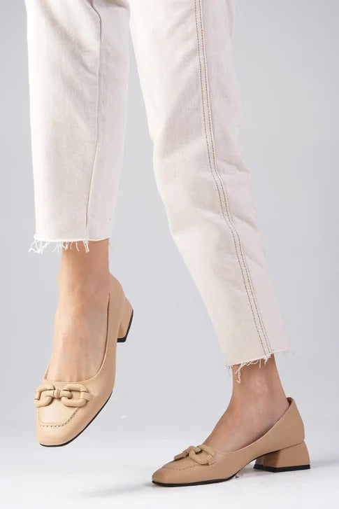 أحذية بكعب قصير- بيج