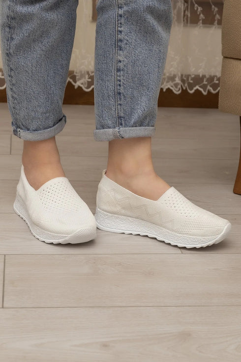 حذاء يومي لون أبيض