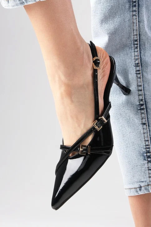 حذاء بكعب جلد أسود لامع