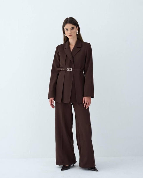 طقم كلاسيكي مع حزام