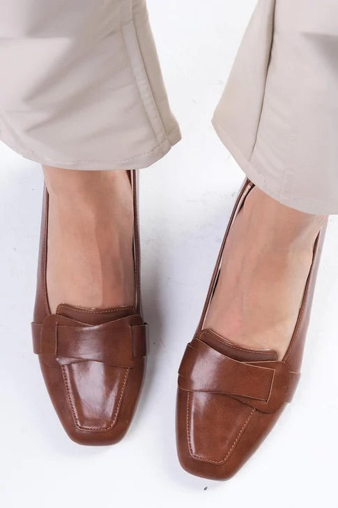 حذاء بكعب قصير لون بني