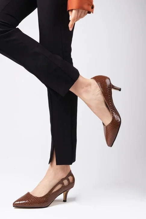 حذاء بكعب قصير لون بني