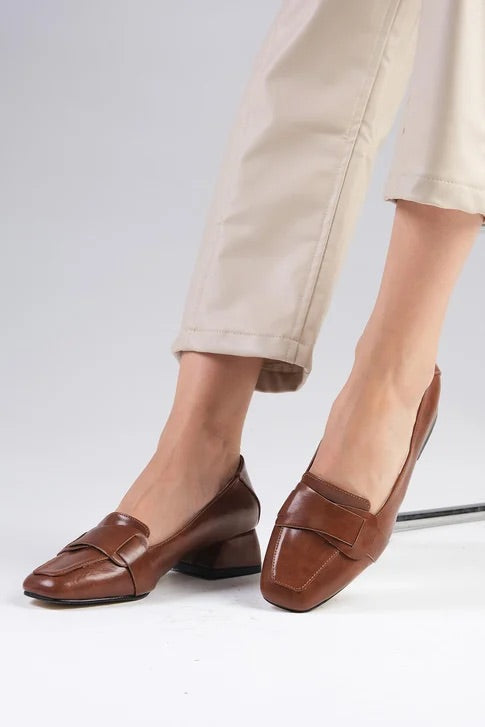 حذاء بكعب قصير لون بني