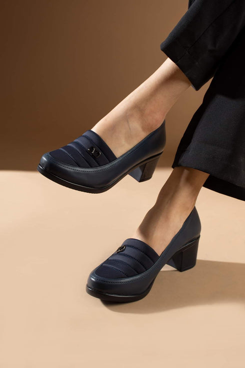 حذاء كعب نسائي باللون الكحلي