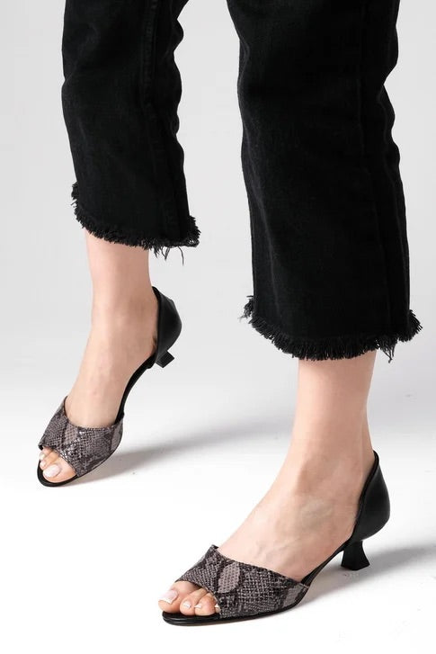 حذاء رمادي اللون بكعب قصير