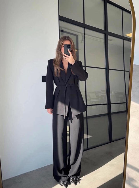 طقم رسمي بحزام باللون الأسود