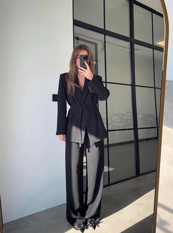 طقم رسمي بحزام باللون الأسود